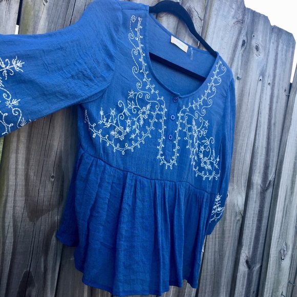 Altar’d State Boho Peasant Shirt Top Blue White Detail Sz. Small - Picture 2 of 5